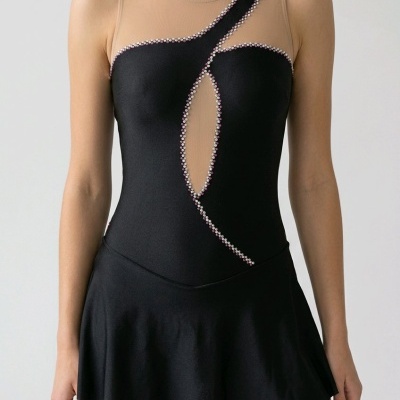 Fato de banho preto com detalhe transparente e pedrarias usado por mulher