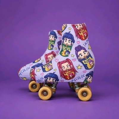 Patins de rodas com capa colorida de personagens animados