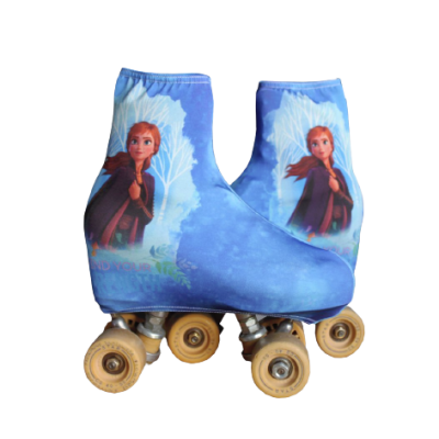 Patins clássicos de rodas com capa azul e personagem estampada