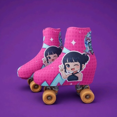 Patins rosa com estampado de personagem anime e rodas amarelas