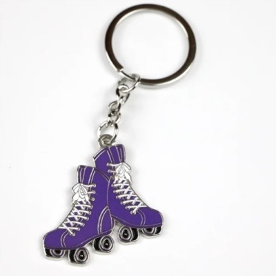 Chaveiro com pendente de patins roxos em metal