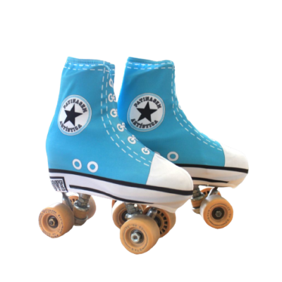 Patins azuis com rodas castanhas e detalhe de estrela preta