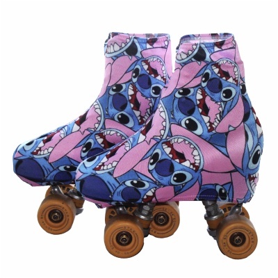 Patins quádruplos com capas elásticas coloridas e desenho do Stitch