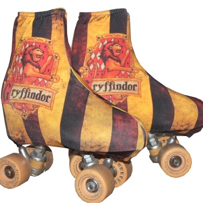 Patins com capas textéis às riscas pretas e amarelas, brasão Gryffindor com leão e texto 'Gryffindor'.