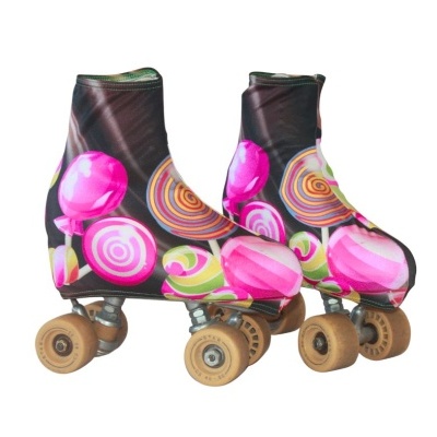Patins coloridos com padrão de pirulitos em preto e rosa