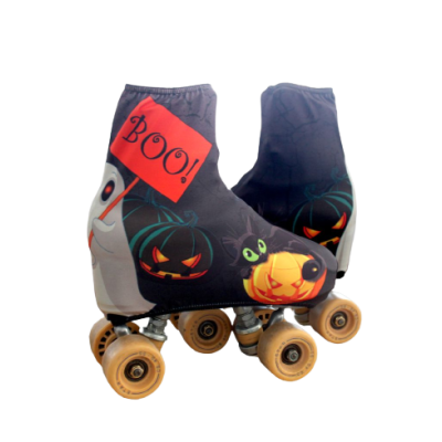 Par de patins de Halloween com capas pretas e design festivo