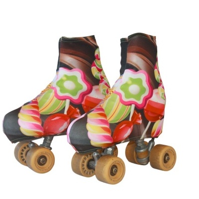 Par de patins coloridos com padrão de doces