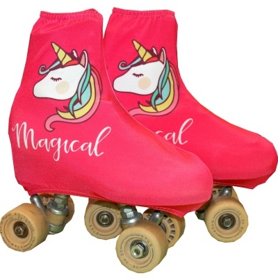 Patins de quatro rodas com capa vermelha e estampa de unicórnio e texto Magical.