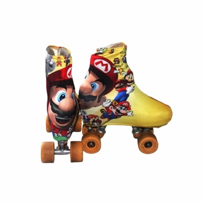 Par de patins decorados com personagens do Super Mario