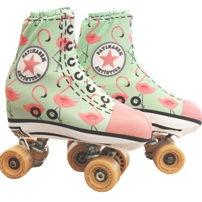 Patins em linha verdes com padrão de flamingos e rodas laranja