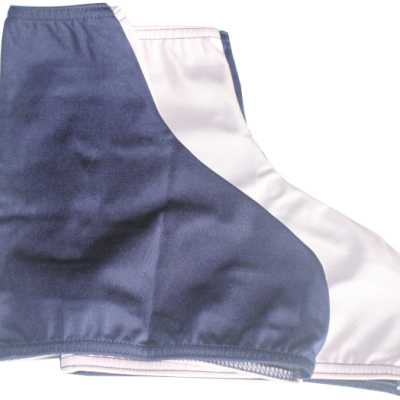 Dois protectores para sapatos azul escuro e branco em tecido elástico