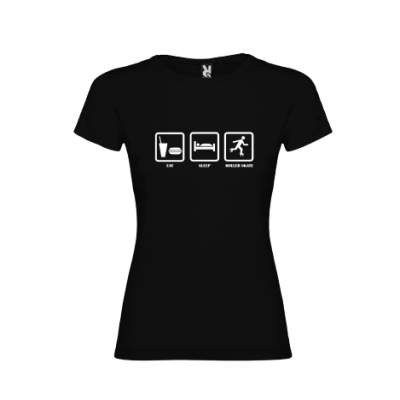 T-shirt preta com ícones e texto branco no peito