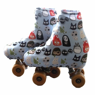 Par de patins com capa estampada e rodas castanhas