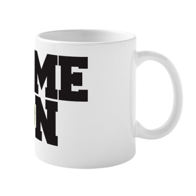 Caneca branca com texto preto grande na lateral