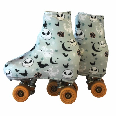 Patins quad com capas elásticas cinzentas decoradas com caveiras, luas e morcegos.