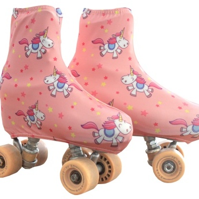 Patins de rodas cor-de-rosa com estampado de unicórnios brancos e rodas bege