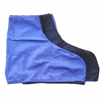 Dois protetores para calçado em tecido azul e preto