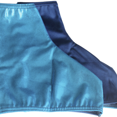 Perneiras ou meias azul claro e azul escuro com textura brilhante