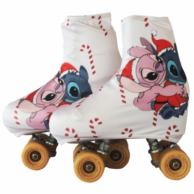 Capas para patins de tecido branco com ilustrações coloridas natalinas