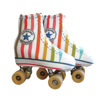 Patins coloridos de quatro rodas com riscas verticais e logo redondo