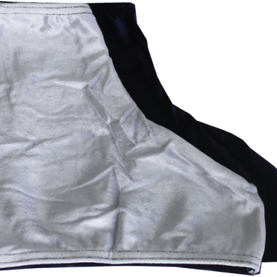 Duas capas para calçado, uma cinzenta clara e outra preta, em tecido liso e suave.