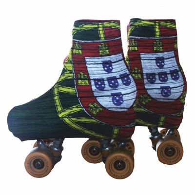 Par de patins com rodas castanhas e tecido colorido com padrão e escudo