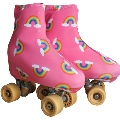 Patins de rodas com capa rosa e estampado de arco-íris