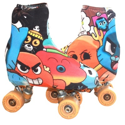 Patins com tecido estampado colorido e rodas laranja