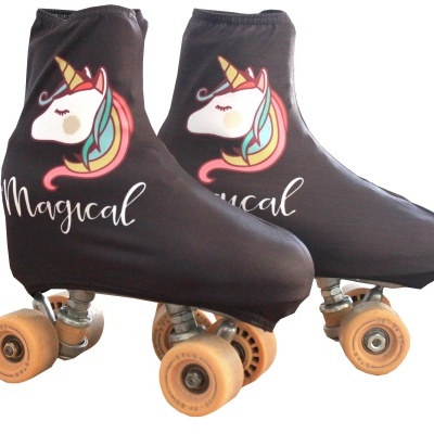 Patins com capas pretas com desenho de unicórnio e texto 'Magical'