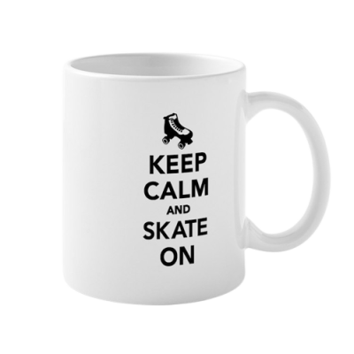 Caneca branca com desenho de patim e texto preto