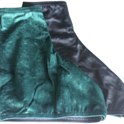 Dois protetores de pescoço em tecido verde e cinza escuro