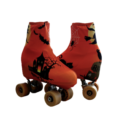 Patins de rodas com capa vermelha temática de Halloween