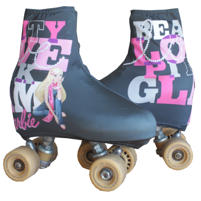 Patins quatro rodas com capa preta decorada com uma boneca loira e textos rosa e branco.