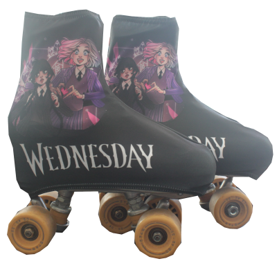 Par de patins de rodas pretos com capa e ilustração de personagens e texto WEDNESDAY