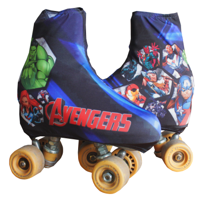 patins de rodas com capa azul e personagens dos Avengers
