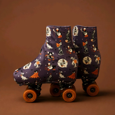 Patins de rodas com capa de tecido roxo com tema de Halloween