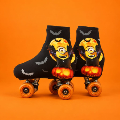 Patins de rodas com capas pretas de Halloween com Minion vampiro e morcegos.