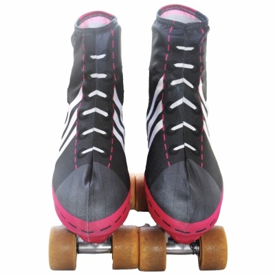 Patins de rodas pretos com detalhes rosa e brancos e rodas castanhas