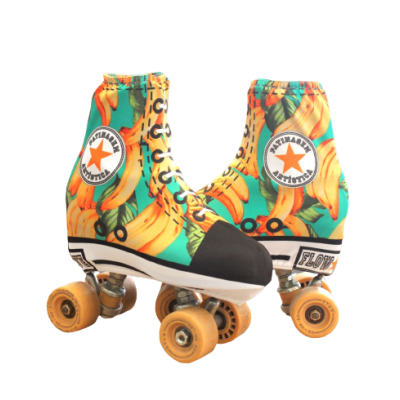 Patins quádruplos com estampa de bananas, sola branca e rodas amarelas
