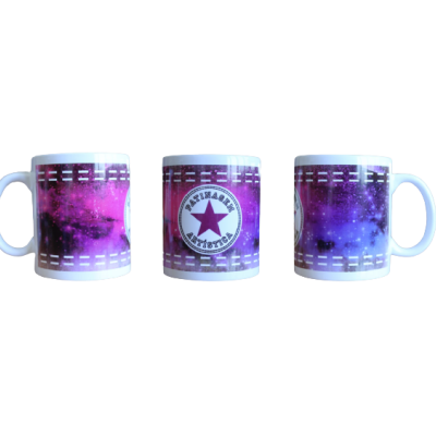 Três canecas coloridas com padrão estrelado e círculo com estrela e texto