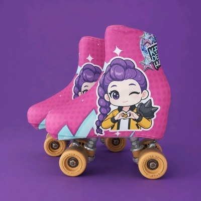 Patins em linha rosa com personagem animada e rodas amarelas