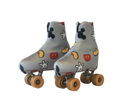 Patins em linha com capa protetora cinza com padrões coloridos