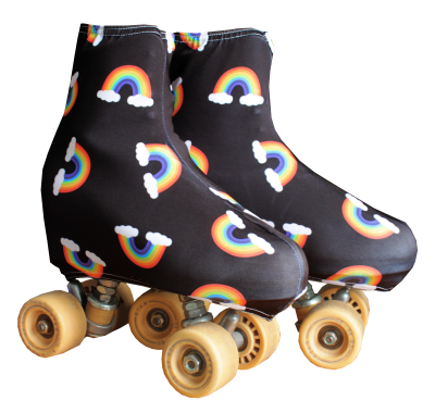 Patins de rodas com capa de arco-íris