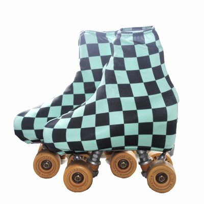Patins de rodas com capa em padrão de quadrados azuis e pretos