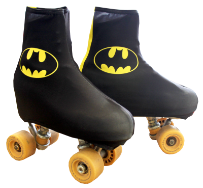 Patins pretos com logo do Batman amarelo e rodas amarelas