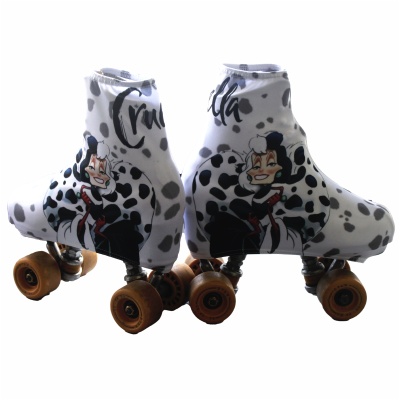 Patins de rodas com capas brancas com manchas pretas e desenho da personagem Cruella