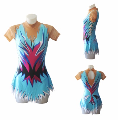 Fato de ginástica rítmica azul com padrões coloridos e mangas cor pele