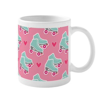 Caneca branca com padrão de patins e corações cor de rosa