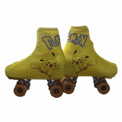 Patins com capas amarelas com Pikachu e texto Pokémon