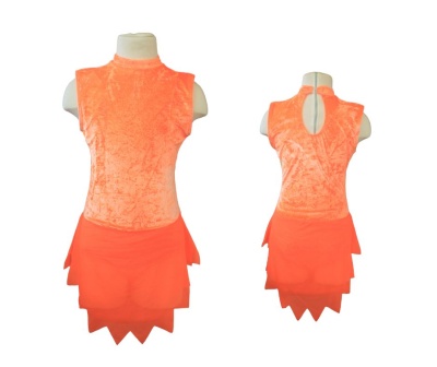 Vestido laranja com gola alta e saia em camadas em manequim